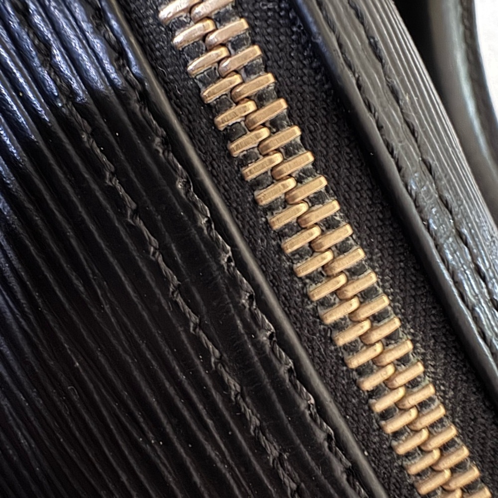 Louis Vuitton Speedy 35 in classic Black Epi leather. - Picture 7 of 11